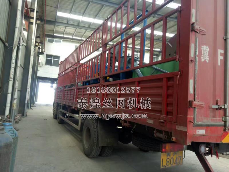 發(fā)往四川成都的連罐拉絲機正在發(fā)貨中